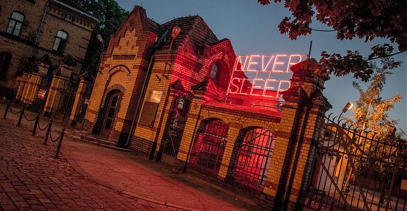NEVER SLEEP, Stara Rzeźnia – neon Tima Etchellsa, kuratora Malta Festival Poznań 2015 / fot. Maciej Zakrzewski