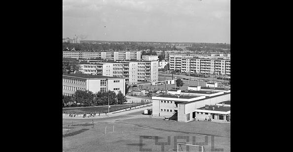 Archiwalne zdjęcie przedstawiające pawilony handlowe na os. Piastowskim 1974r. / fot. CYRYL